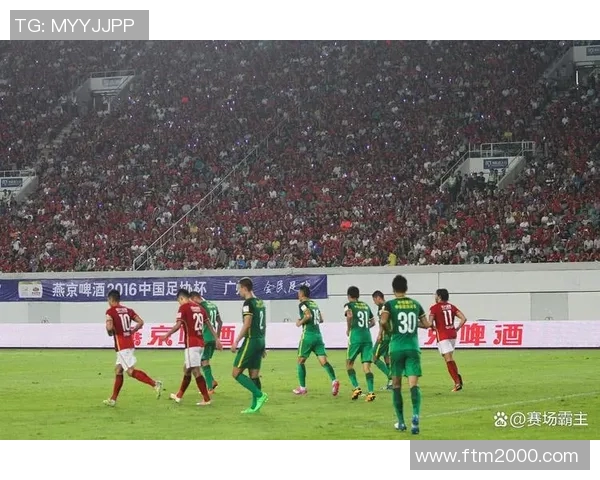 武汉足球队团队协作引发热议球迷对战术配合和球员表现展开激烈讨论 武汉足球队团队协作引发热议球迷对战术配合和球员表现展开激烈讨论